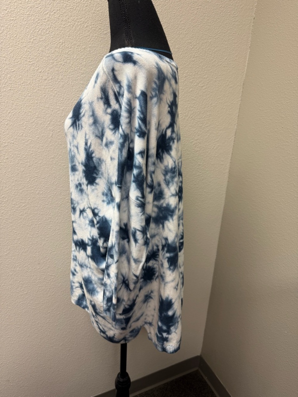 NWT GF Collection Tie Dye Sweater Large Blue White Varsity Lightweight Knit Top - Picture 3 of 9